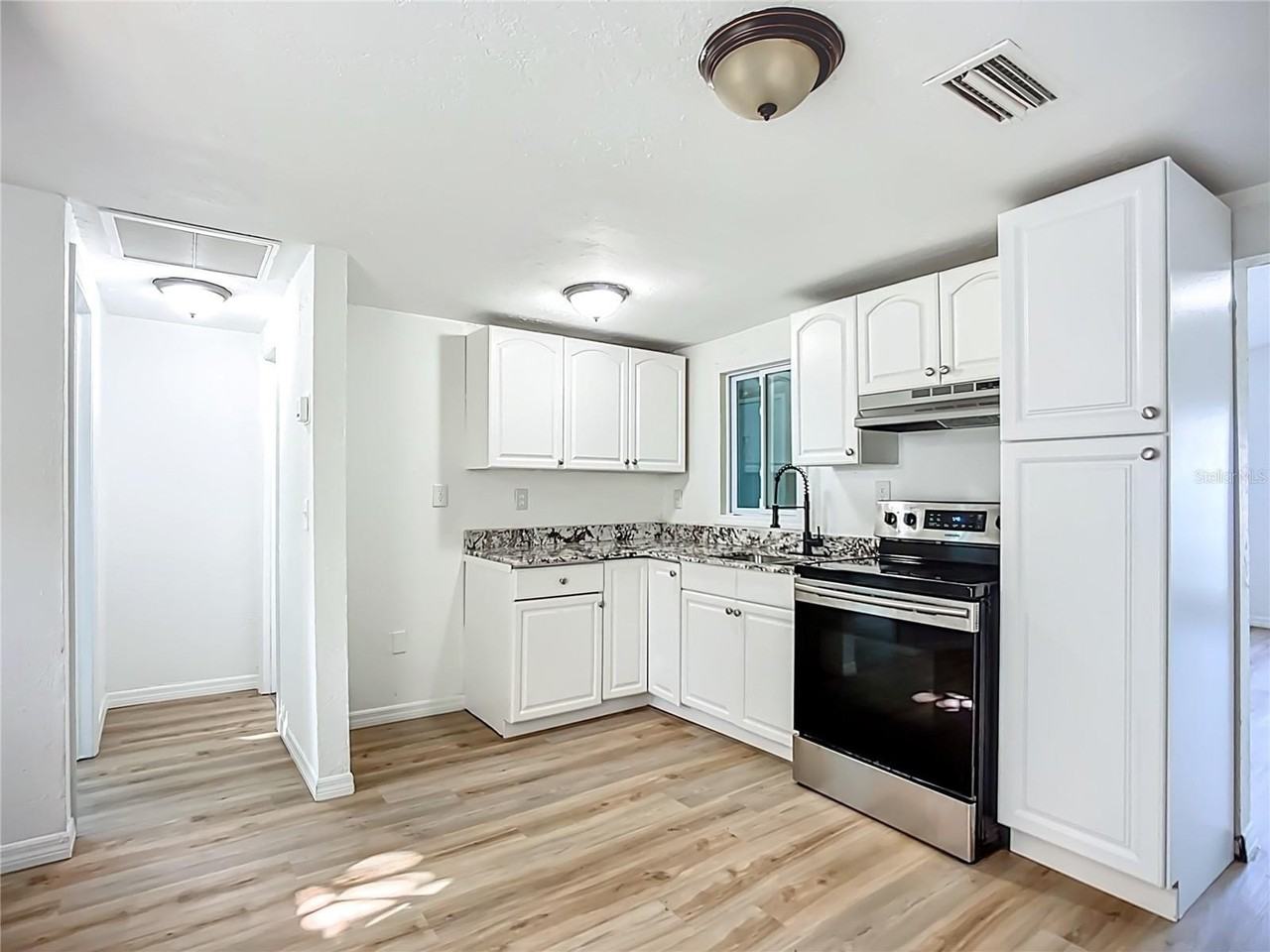 317 Jessica St S - Photo 5 of 34