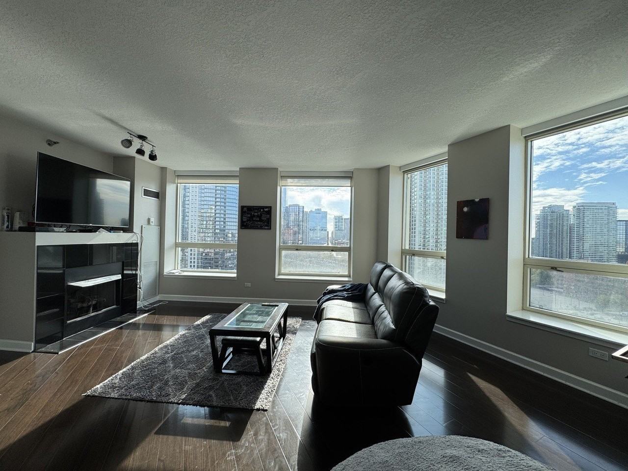 600 N Kingsbury St #1602 - Photo 2 of 17