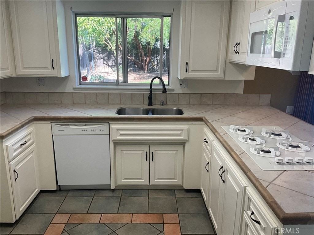 129 Sunridge Way - Photo 2 of 18