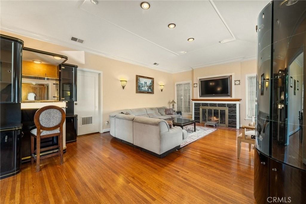 233 S Swall Dr - Photo 4 of 28