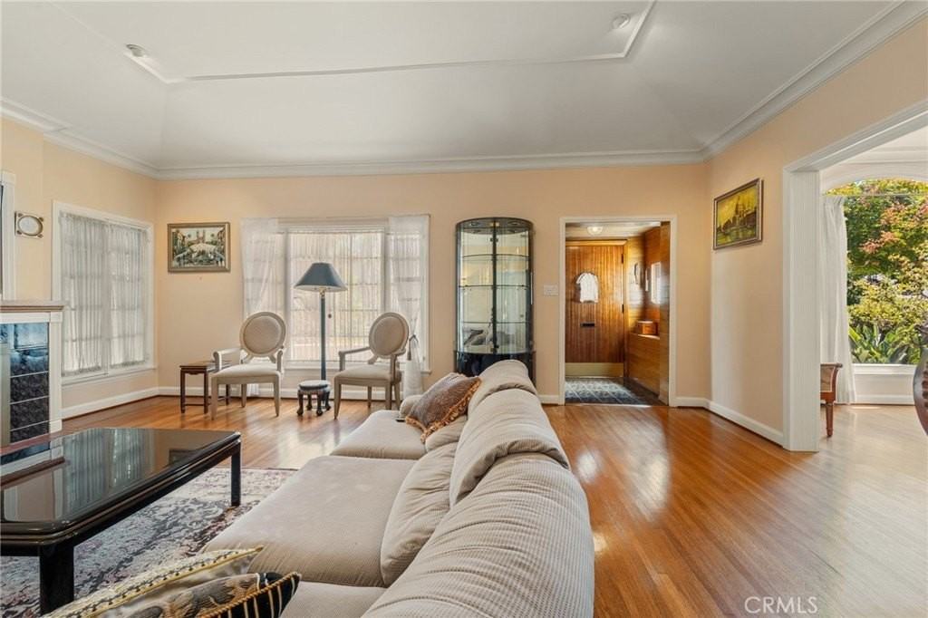 233 S Swall Dr - Photo 5 of 28