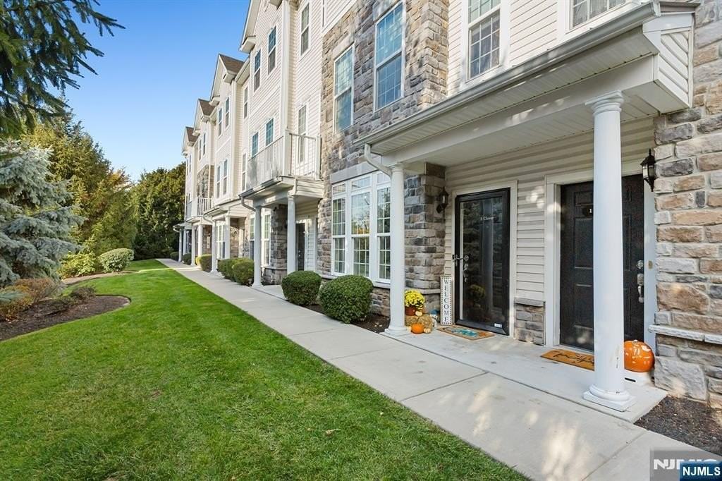 5 Clover Lane - Photo 2 of 39