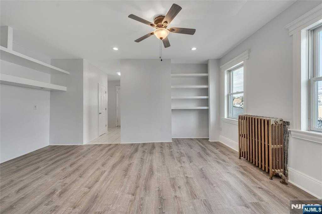 425 Hancock Pl - Photo 5 of 31