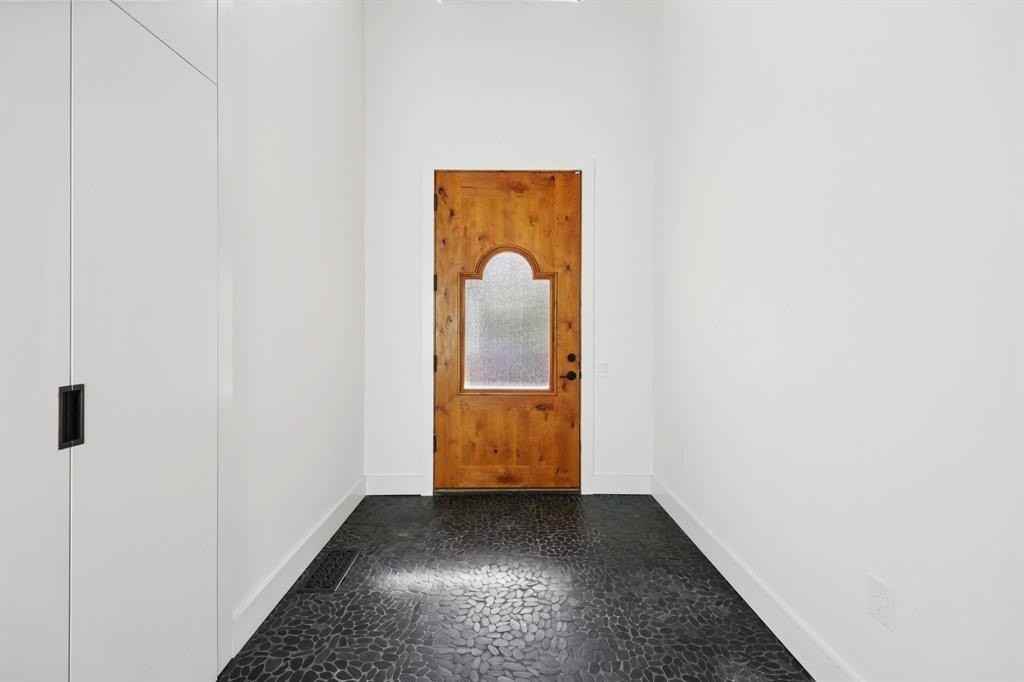 8635 San Leandro Dr - Photo 4 of 40