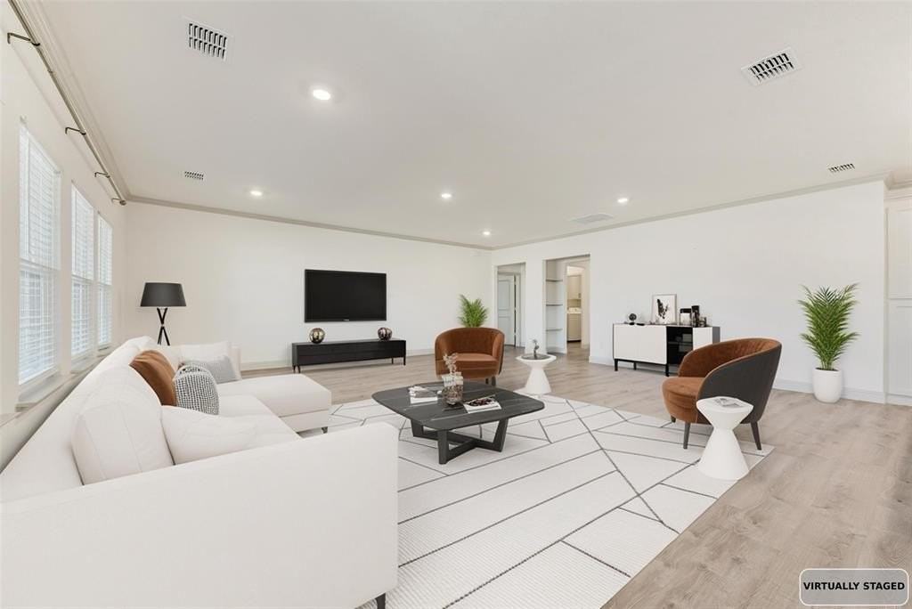 335 Community Dr - Photo 4 of 26