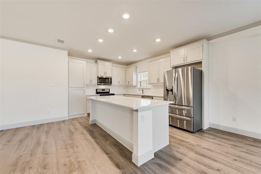 335 Community Dr - Photo 7 of 26