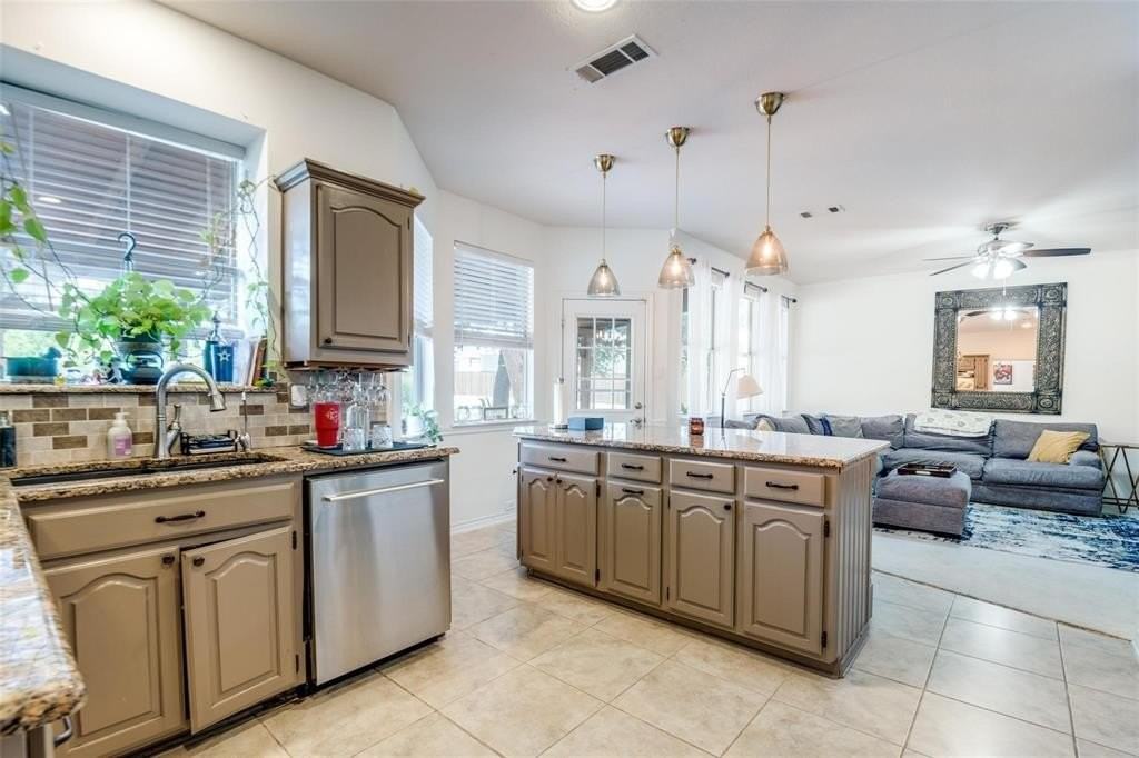 10490 Ridgecrest St - Photo 6 of 25