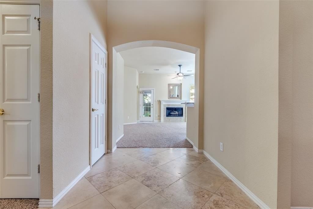 305 Parkhurst Ln - Photo 4 of 25