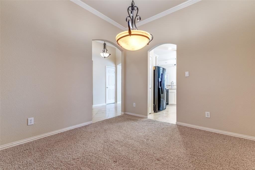 305 Parkhurst Ln - Photo 7 of 25