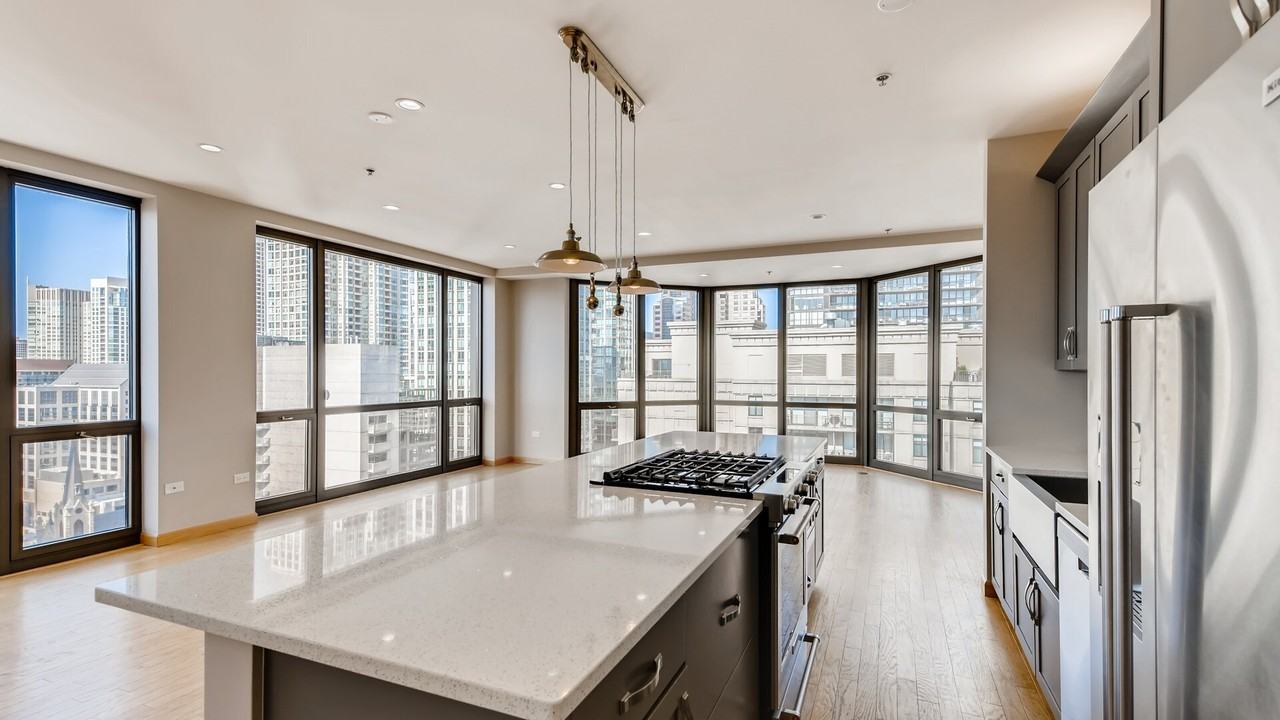 635 N Dearborn St - Photo 7 of 35