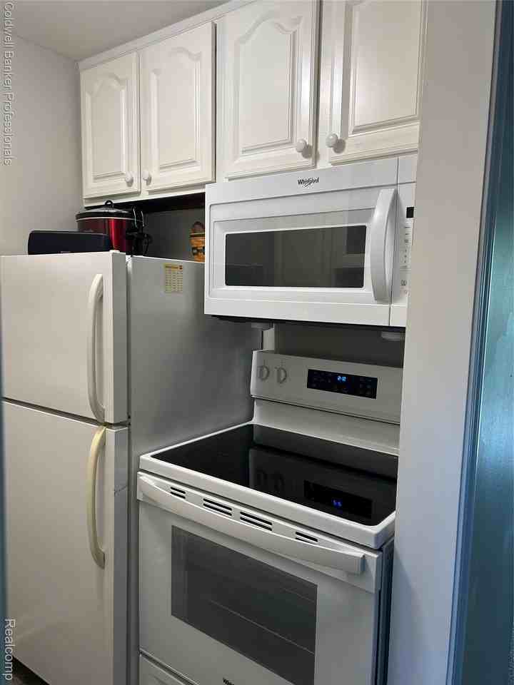 31831 Grand River Ave - Photo 2 of 15