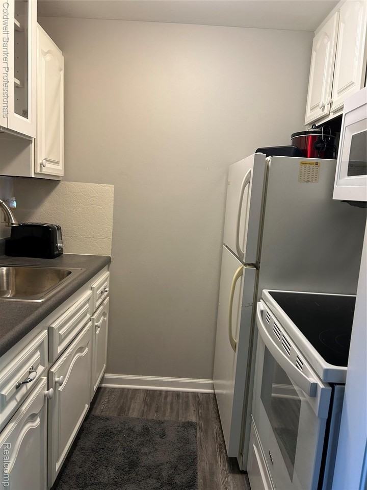 31831 Grand River Ave - Photo 3 of 15