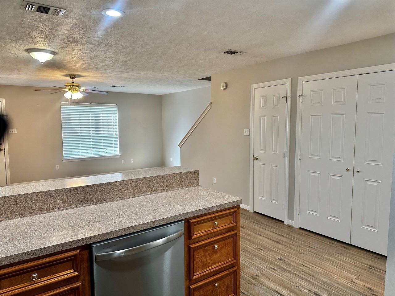 404 Peach St - Photo 7 of 15