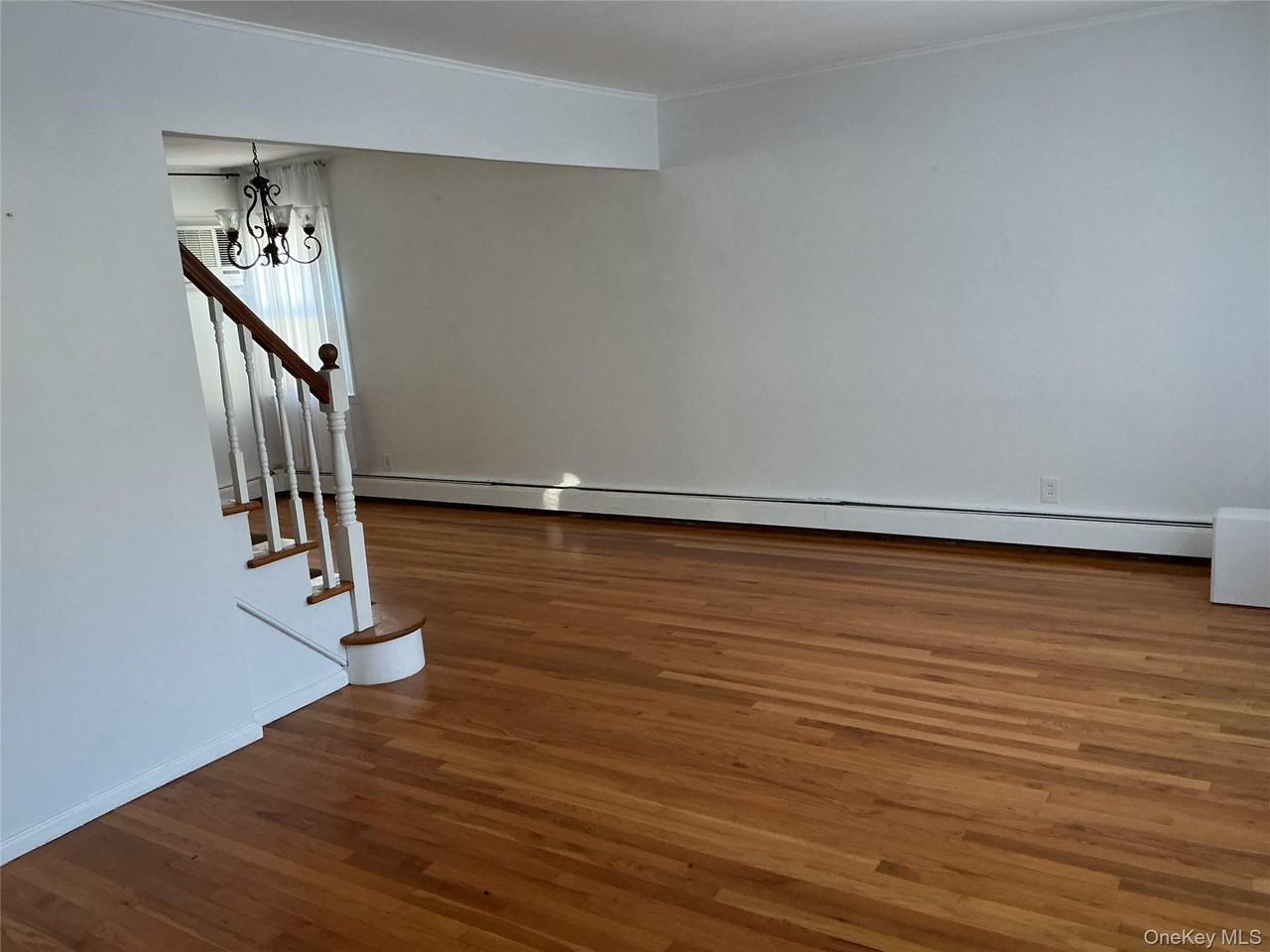 4 Hitchcock Ln - Photo 2 of 19