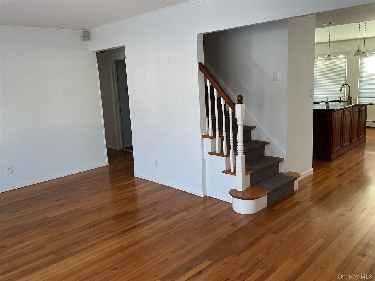 4 Hitchcock Ln - Photo 3 of 19