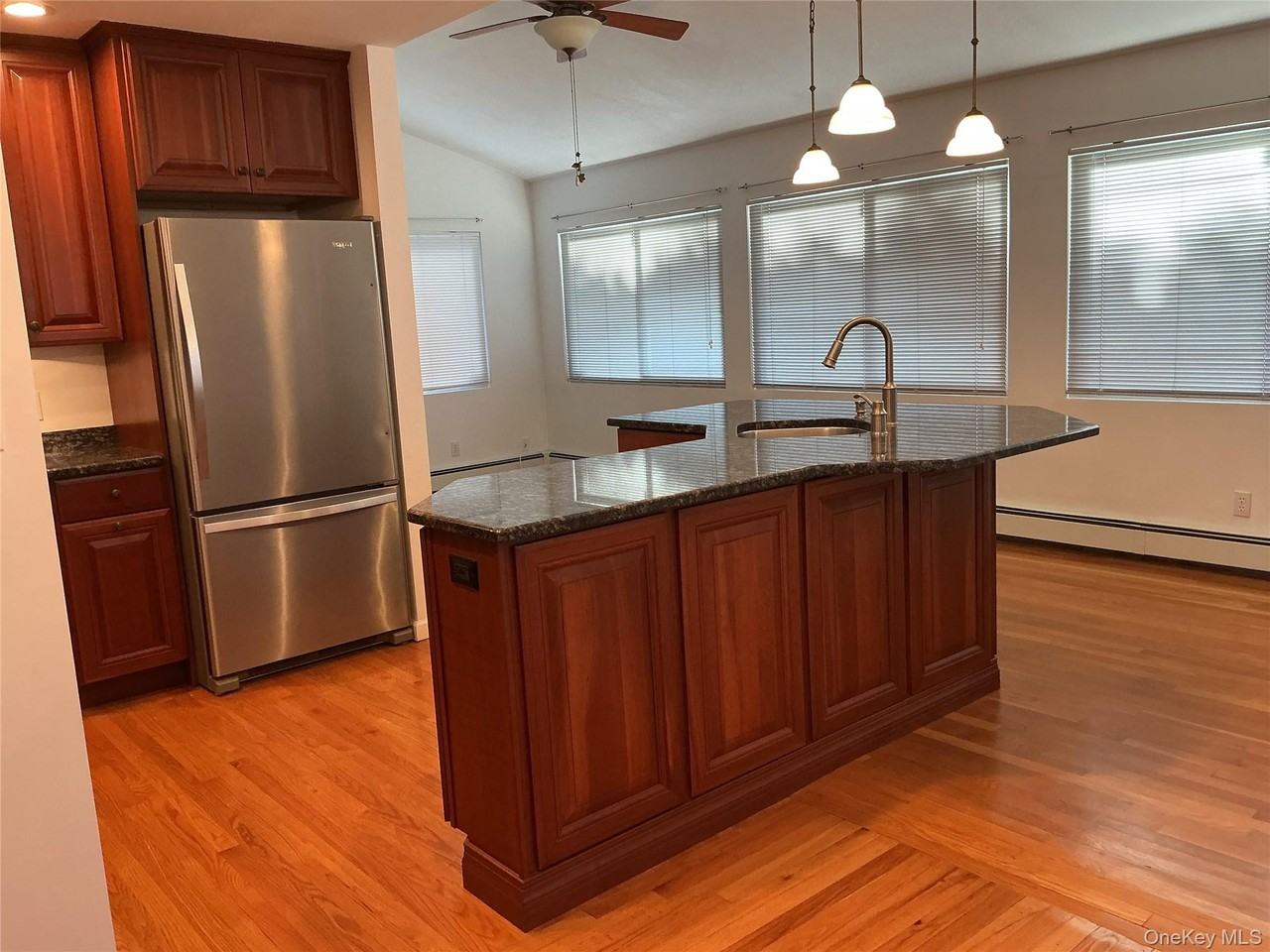 4 Hitchcock Ln - Photo 4 of 19