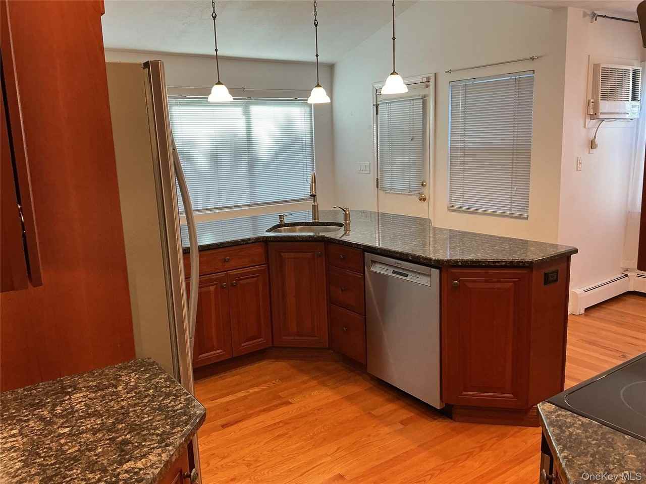 4 Hitchcock Ln - Photo 7 of 19