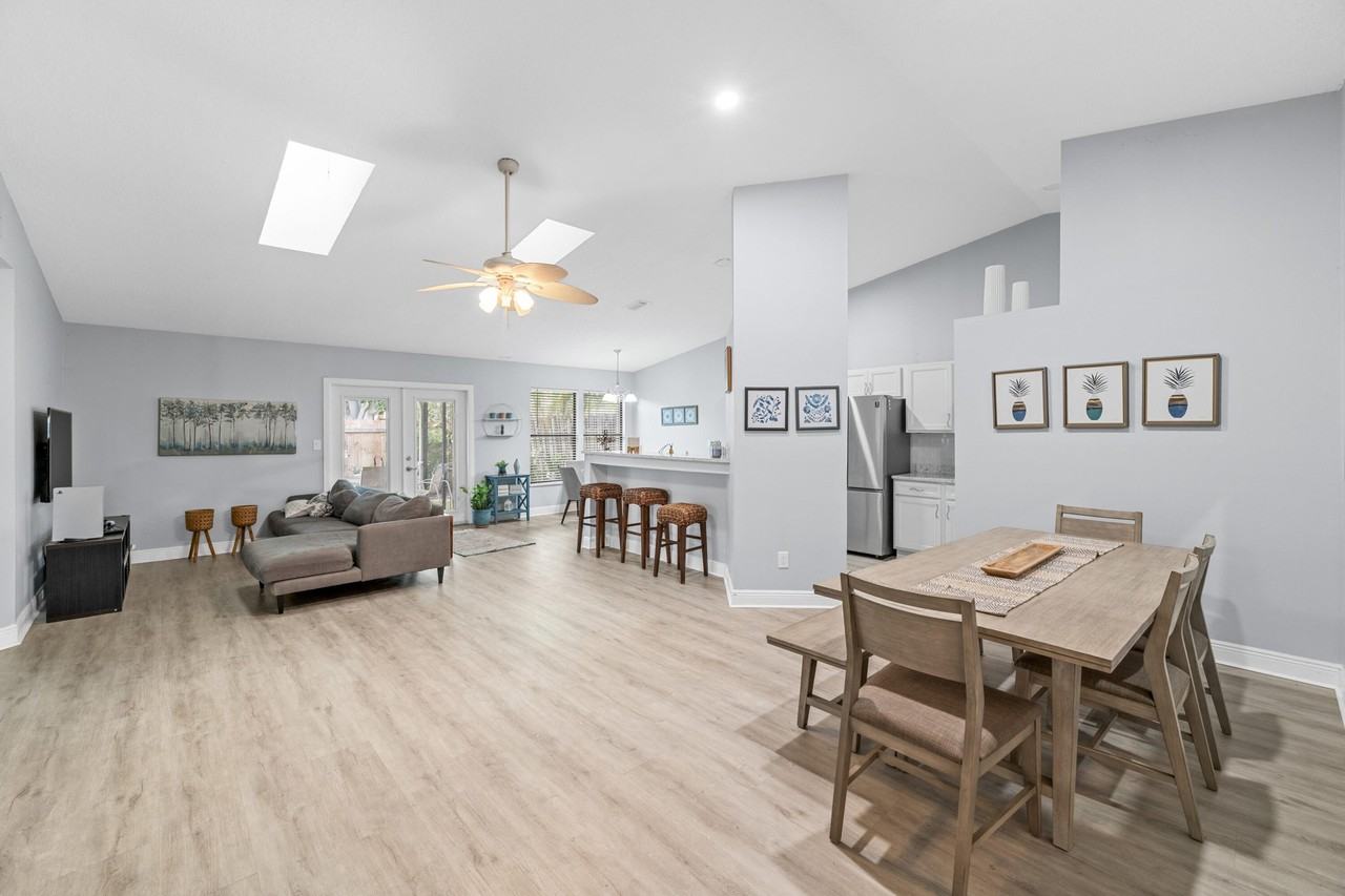 1599 Bayridge Pl - Photo 2 of 21