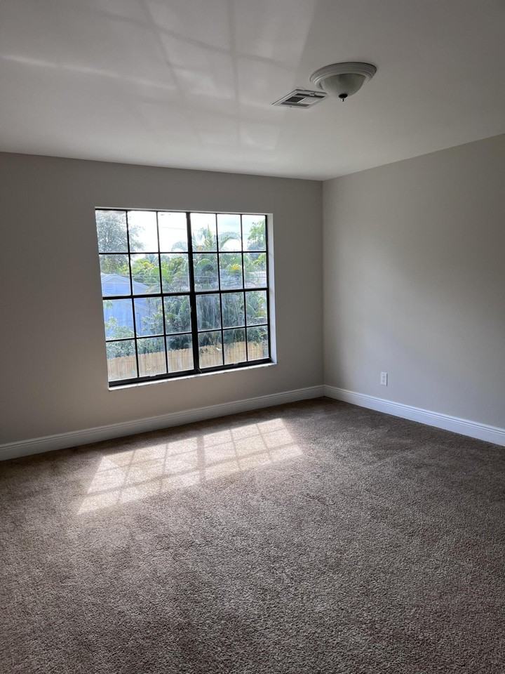 8760 Lyndall Ln - Photo 4 of 29