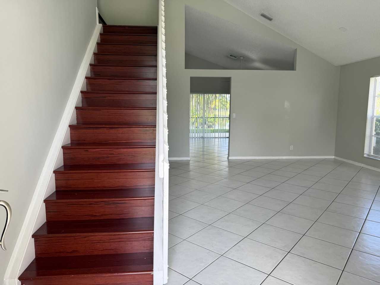 22492 Middletown Dr - Photo 4 of 35