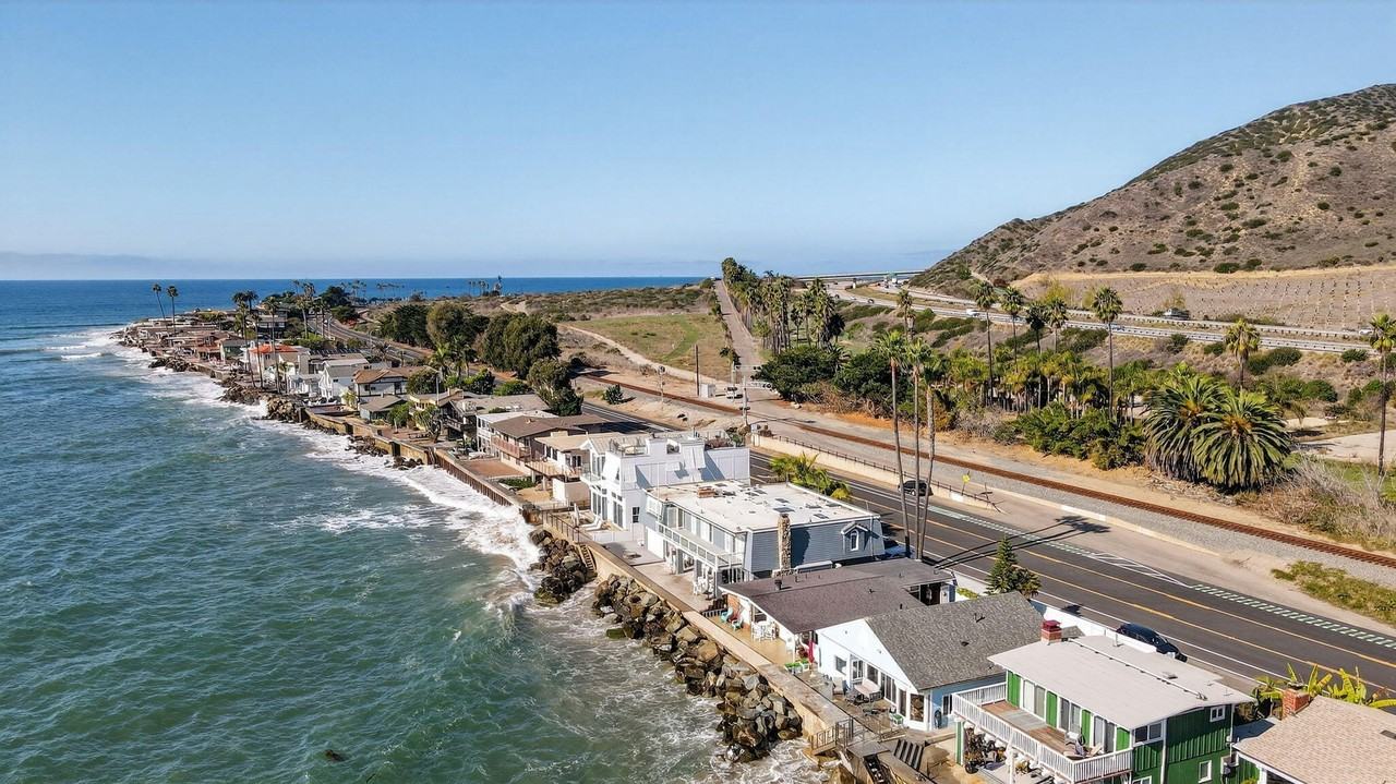 3884 Pacific Coast Highway - Photo 2 of 29