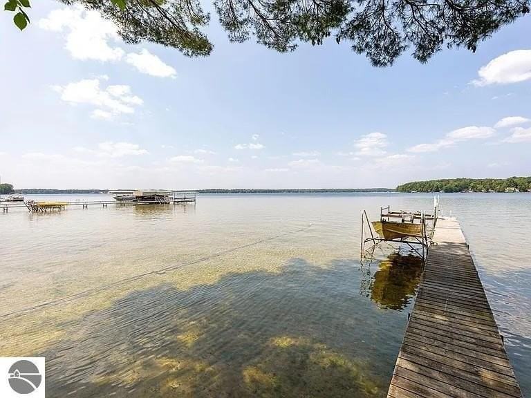 843 N South Long Lake Rd - Photo 2 of 18