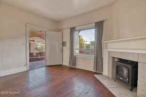 featured image of 912 E 6th St