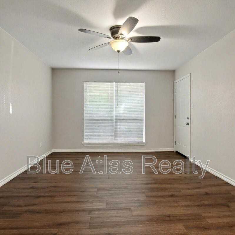 225 Bryan St - Photo 6 of 18