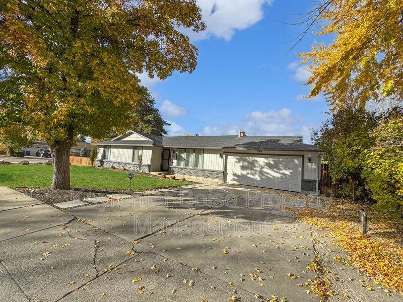 4727 South Arrowhead Way - Photo 3 of 27