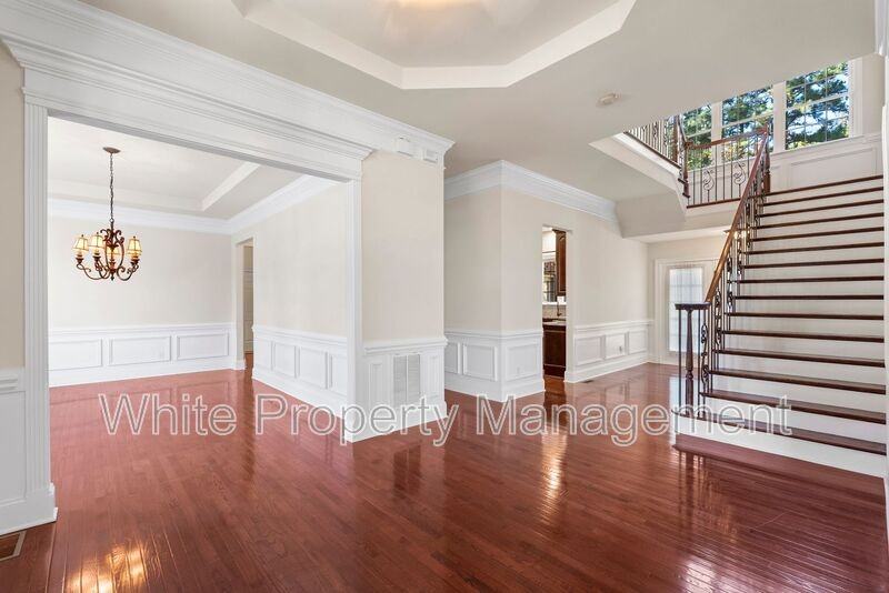 4005 Woodview Ln - Photo 2 of 49