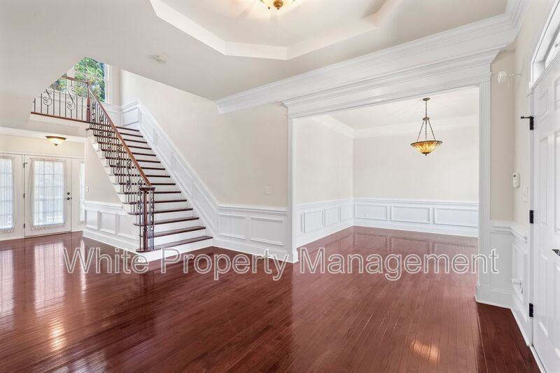 4005 Woodview Ln - Photo 3 of 49