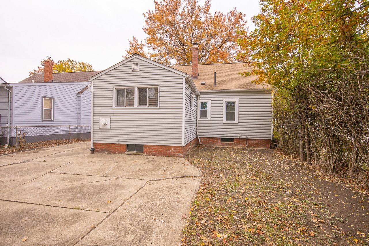 25501 Zeman Ave - Photo 4 of 26