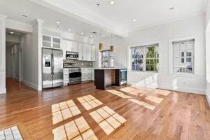 featured image of 823 E 6th St