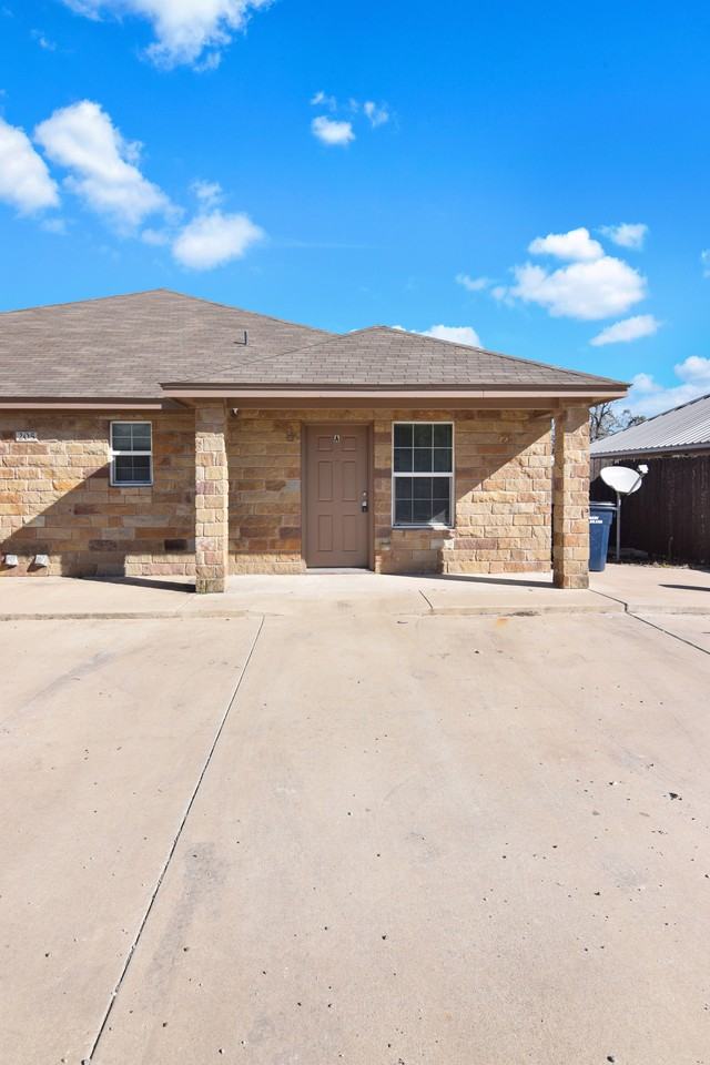 205 S Front St - Photo 3 of 17