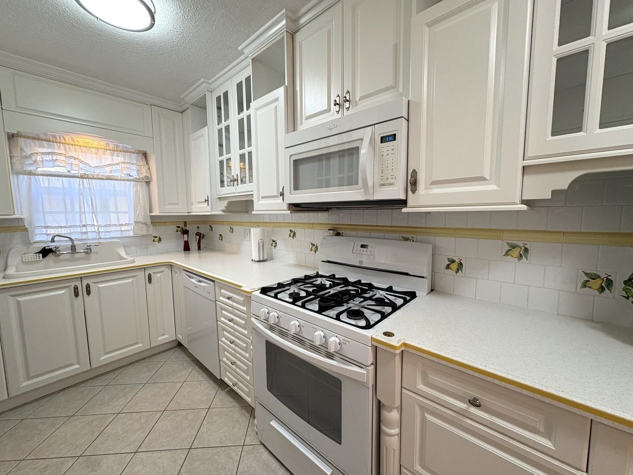 137 Lake Shore Rd #2 - Photo 4 of 15