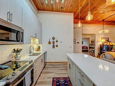 1300 Burton St #D - Photo 3 of 16