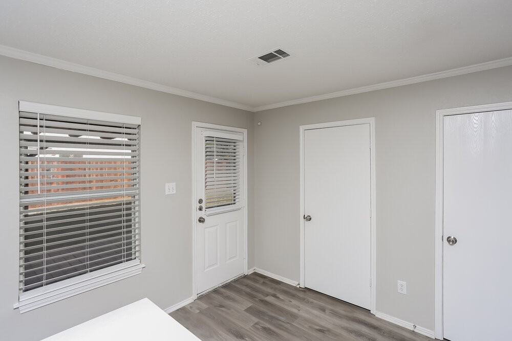 5301 Royal Burgess Dr - Photo 6 of 16