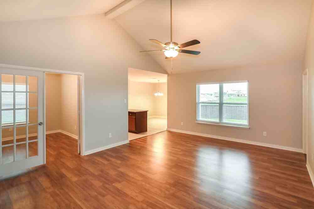 111 Cottonwood Dr - Photo 3 of 16