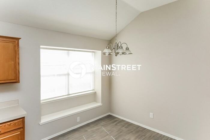 1146 Weaver St - Photo 4 of 17