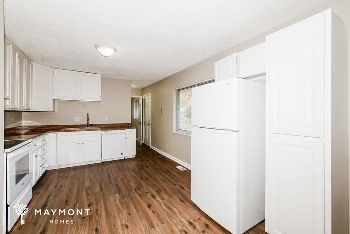 44 Hyde Park Row - Photo 6 of 12