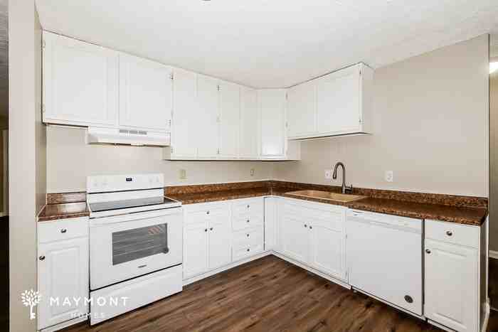 44 Hyde Park Row - Photo 7 of 12