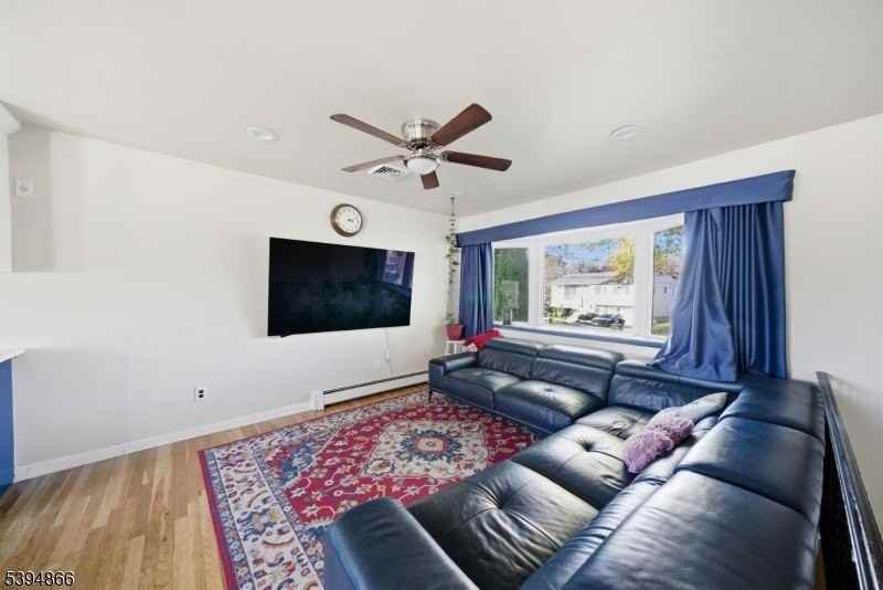 32 Hardwick Ct - Photo 3 of 8