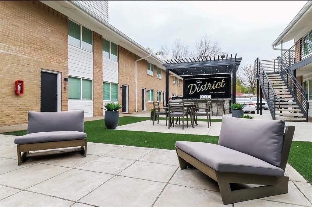 425 N Rosemont Ave #102 - Photo 7 of 9