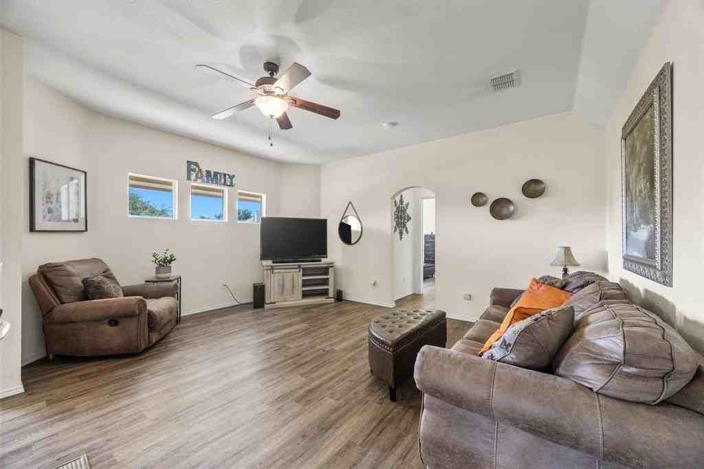 548 Hawken Dr - Photo 6 of 14