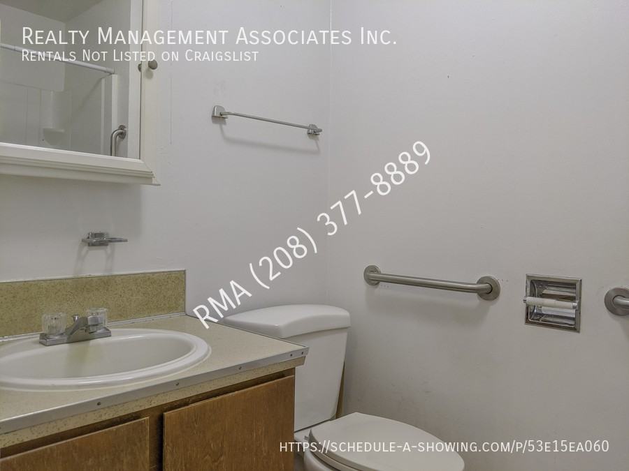 1019 N 16th St #1 - Photo 7 of 8