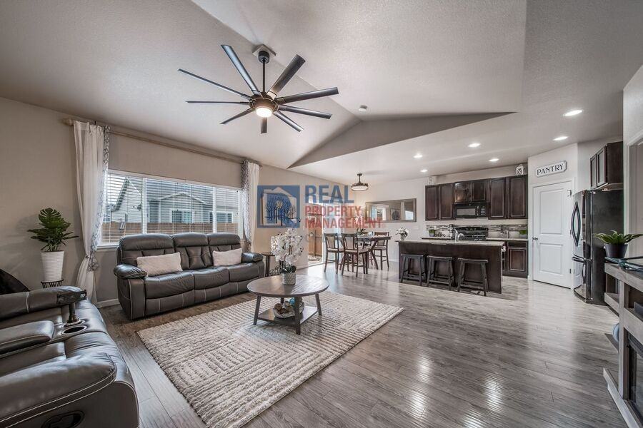 1033 Traildust Dr - Photo 3 of 20
