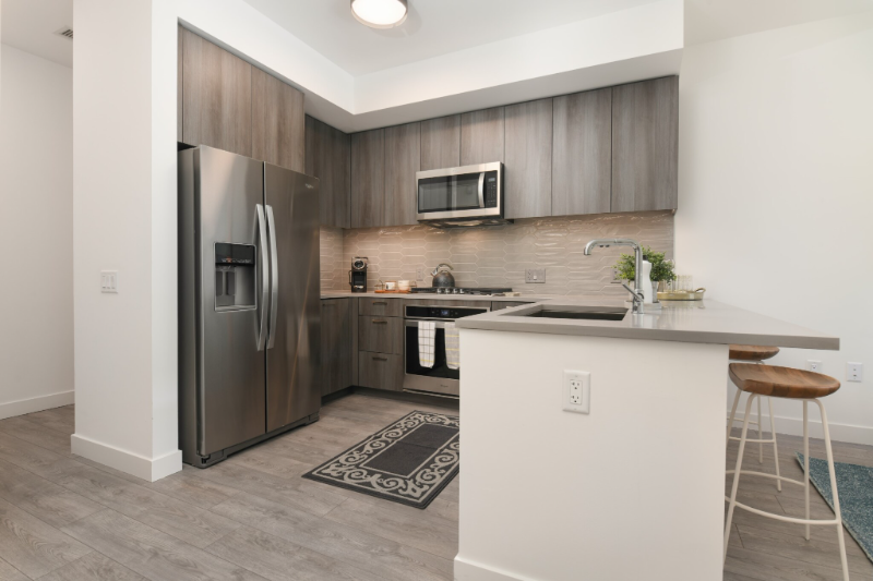 825 W Madison St - Photo 3 of 18