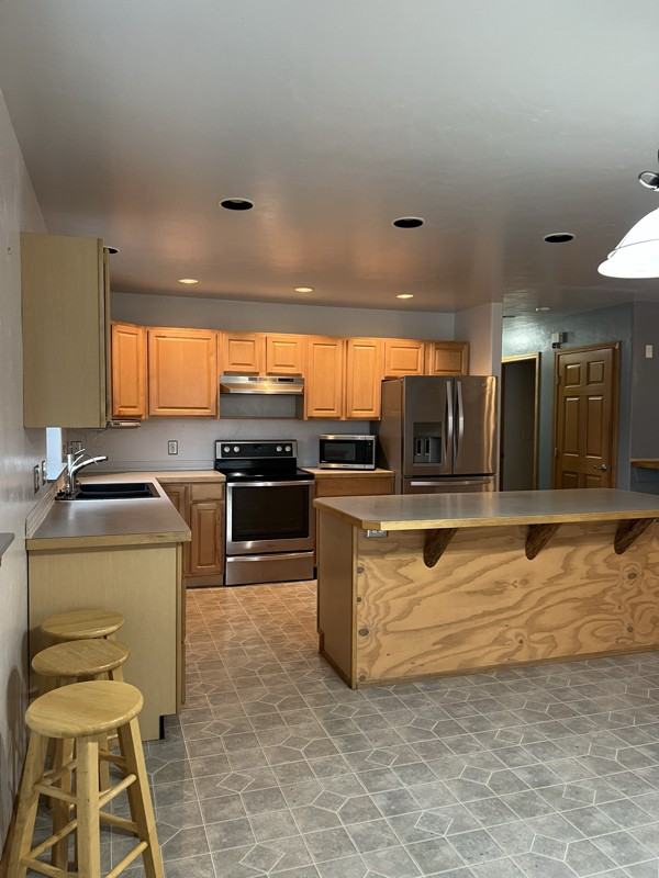 830 8th St W - Photo 5 of 20