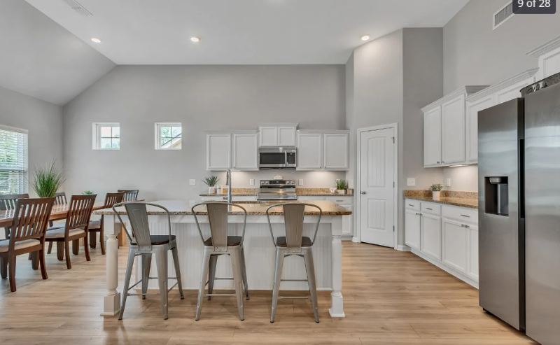 272 Thorpe Drive - Photo 5 of 17