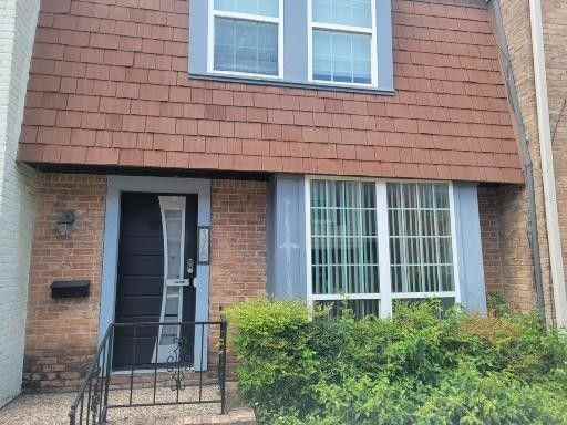 376 N Post Oak Ln - Photo 3 of 6